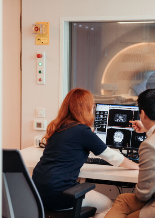 Mitarbeiter und Radiologe besprechen MRT Befund in Radiologie Bochum
