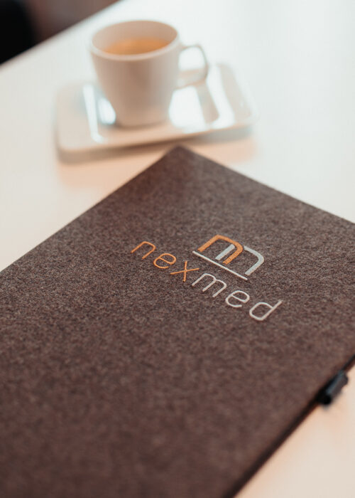 Mit dem nexmed-Logo verzierte Lodenmappe für sämtliche Unterlagen