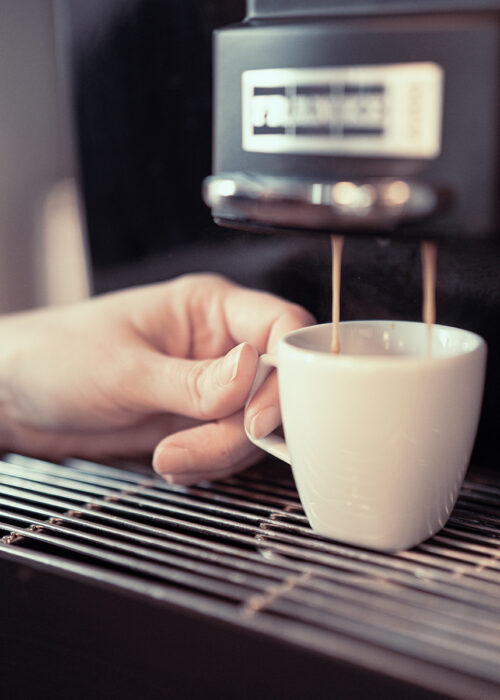 Frische, aromatische Tasse Kaffee für einen Patienten